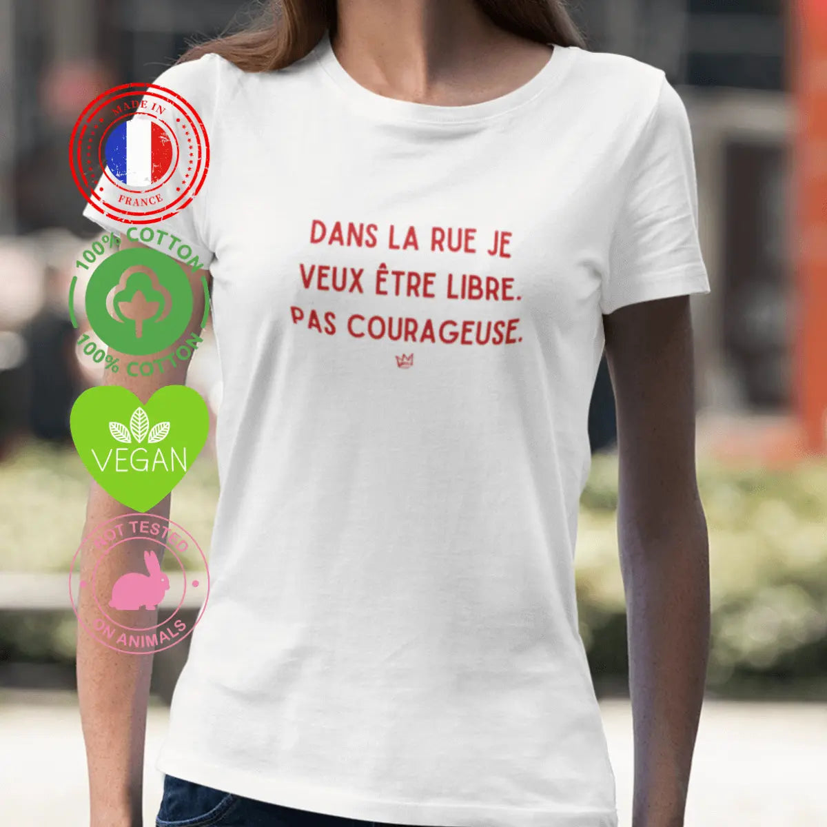 T-shirt blanc avec l’inscription 'Dans la rue, je veux être libre, pas courageuse', un message féministe revendiquant la liberté de se déplacer sans crainte."