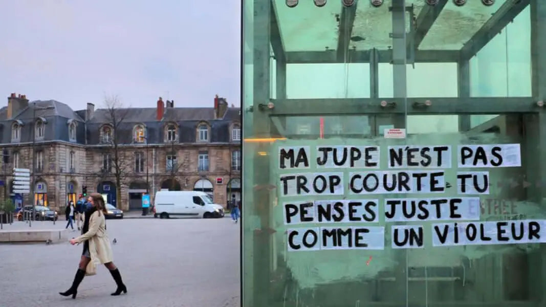 les colleuses féministes slogan ma jupe n'est pas trop courte tu penses juste comme un violeur