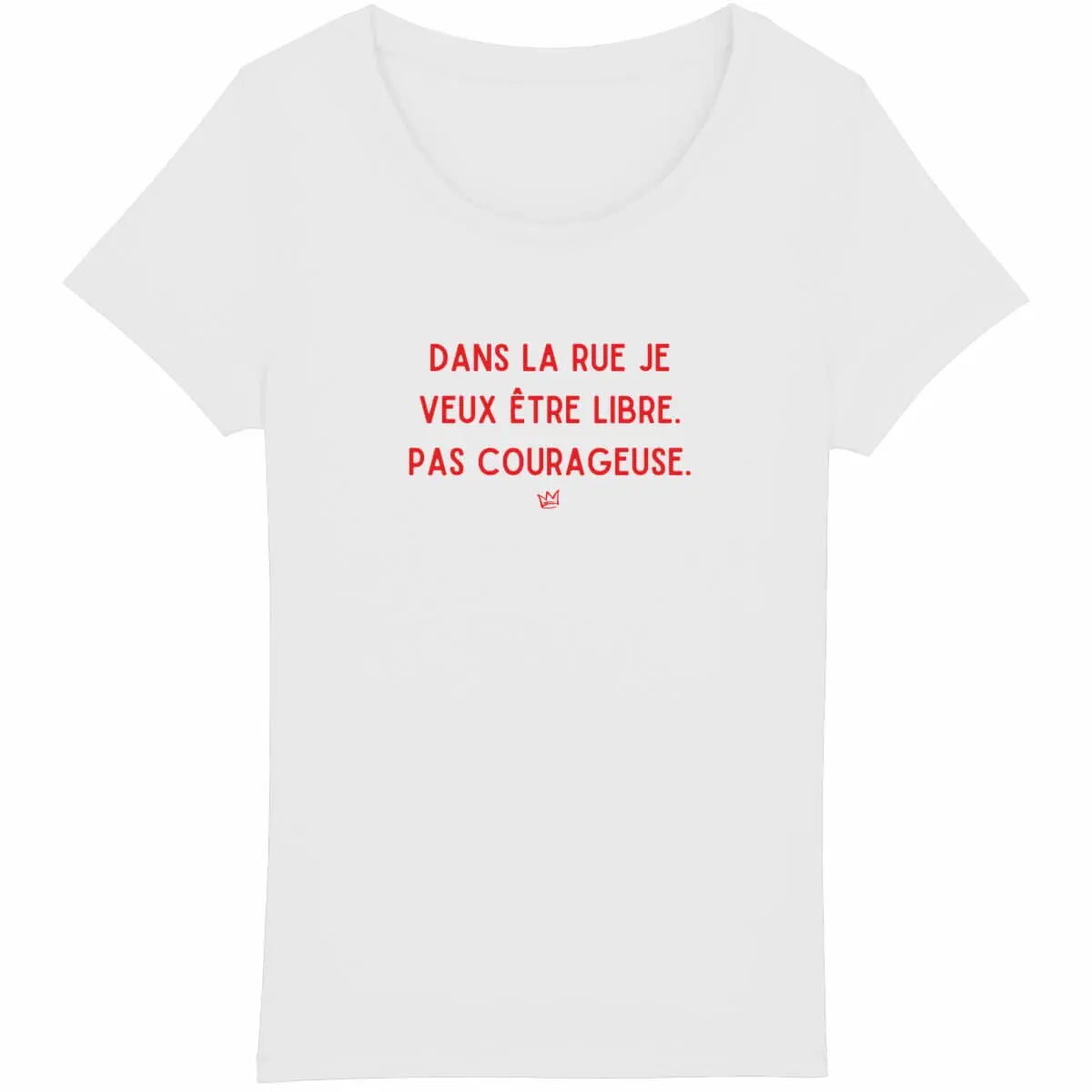 T-shirt noir avec l’inscription 'Dans la rue, je veux être libre, pas courageuse', un message féministe revendiquant la liberté de se déplacer sans crainte."