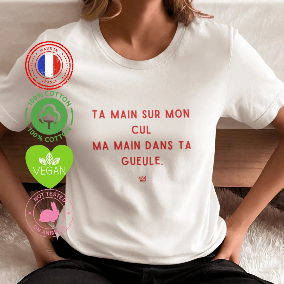 "T-shirt en coton bio avec inscription 'Ta main sur mon cul, ma main dans ta gueule', un message féministe affirmant le droit au respect du corps et au consentement."