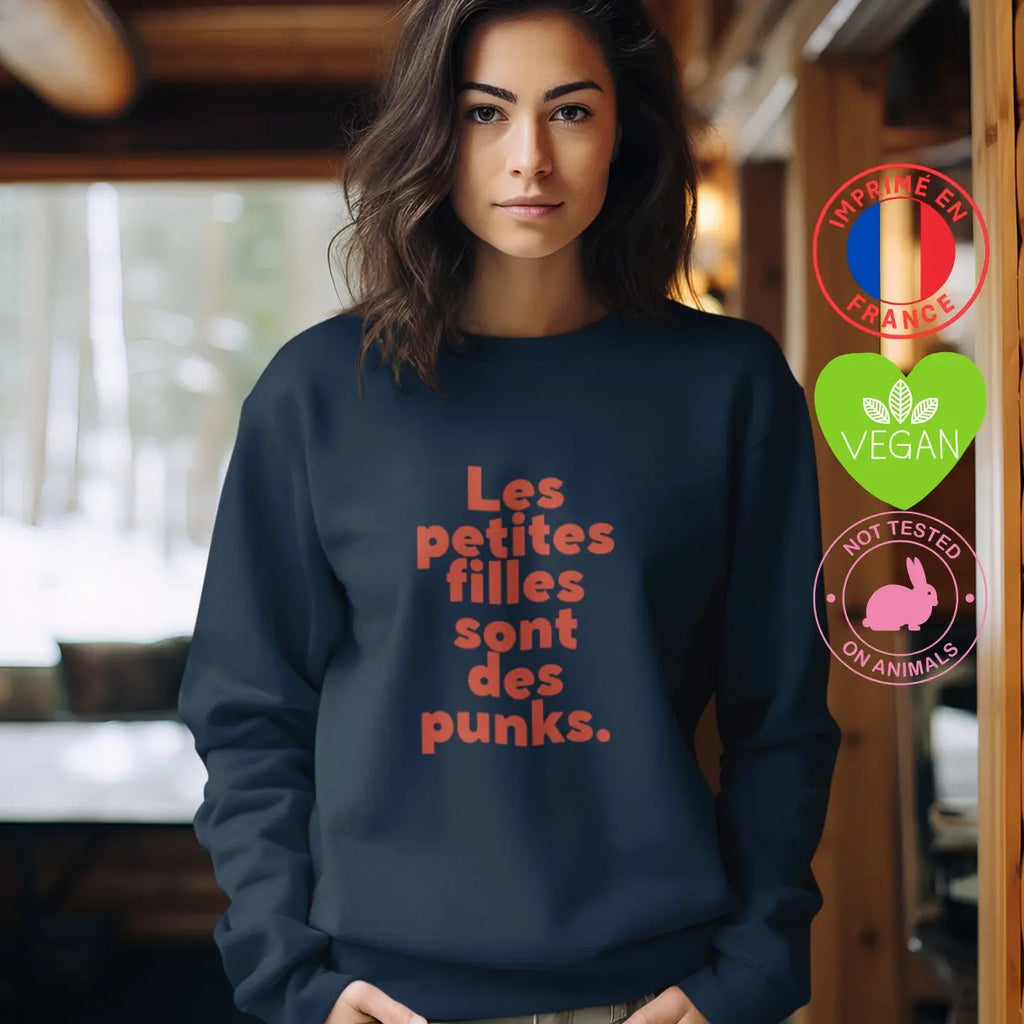 Sweat shirt incarne l'esprit punk et rebelle des femmes qui choisissent d'être libres, audacieuses et sans compromis. Il est un appel à l'émancipation et à la révolte contre les stéréotypes de genre.