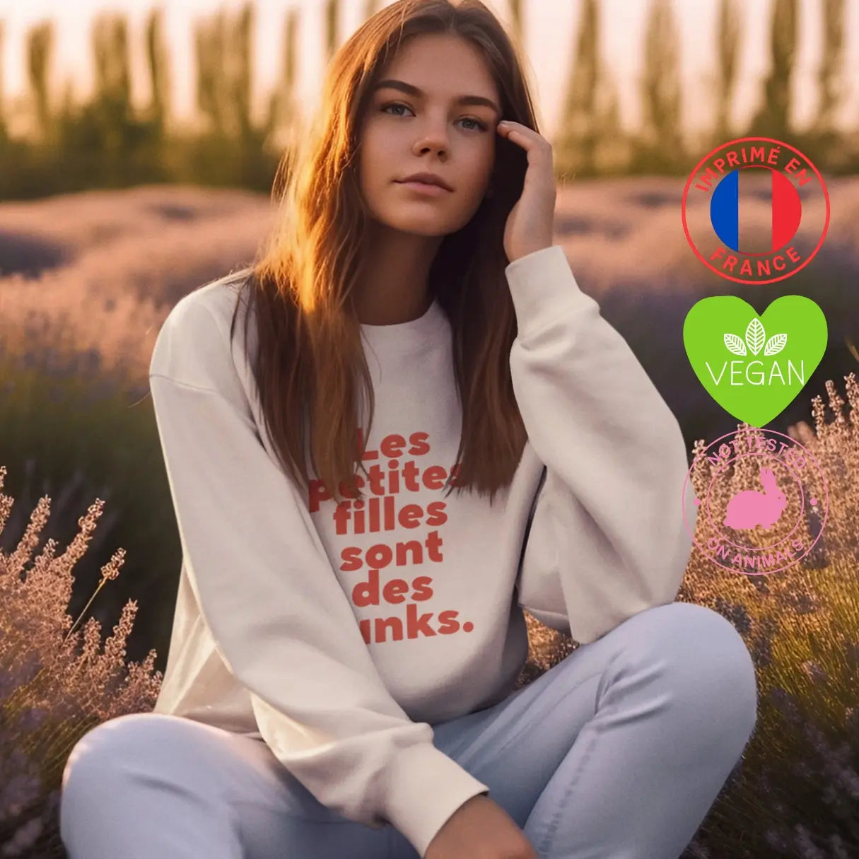 Sweat shirt incarne l'esprit punk et rebelle des femmes qui choisissent d'être libres, audacieuses et sans compromis. Il est un appel à l'émancipation et à la révolte contre les stéréotypes de genre.