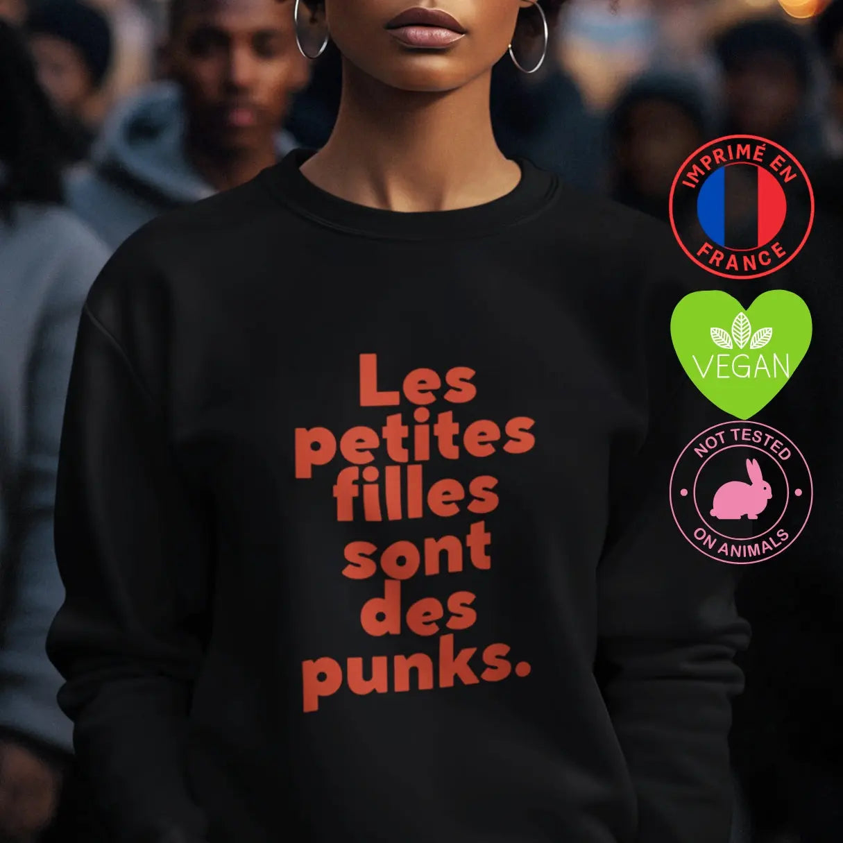 Sweat shirt incarne l'esprit punk et rebelle des femmes qui choisissent d'être libres, audacieuses et sans compromis. Il est un appel à l'émancipation et à la révolte contre les stéréotypes de genre.
