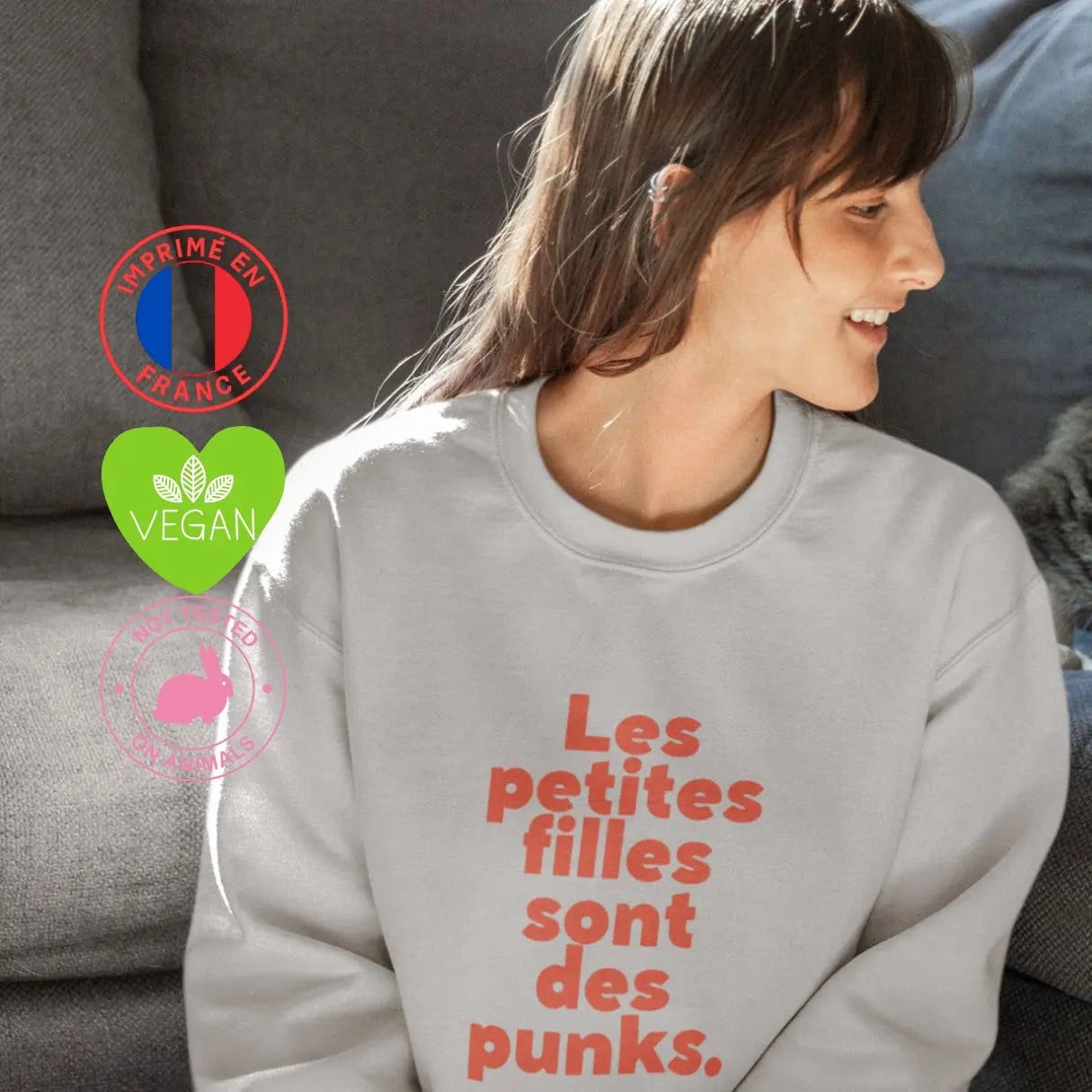 Sweat shirt incarne l'esprit punk et rebelle des femmes qui choisissent d'être libres, audacieuses et sans compromis. Il est un appel à l'émancipation et à la révolte contre les stéréotypes de genre.