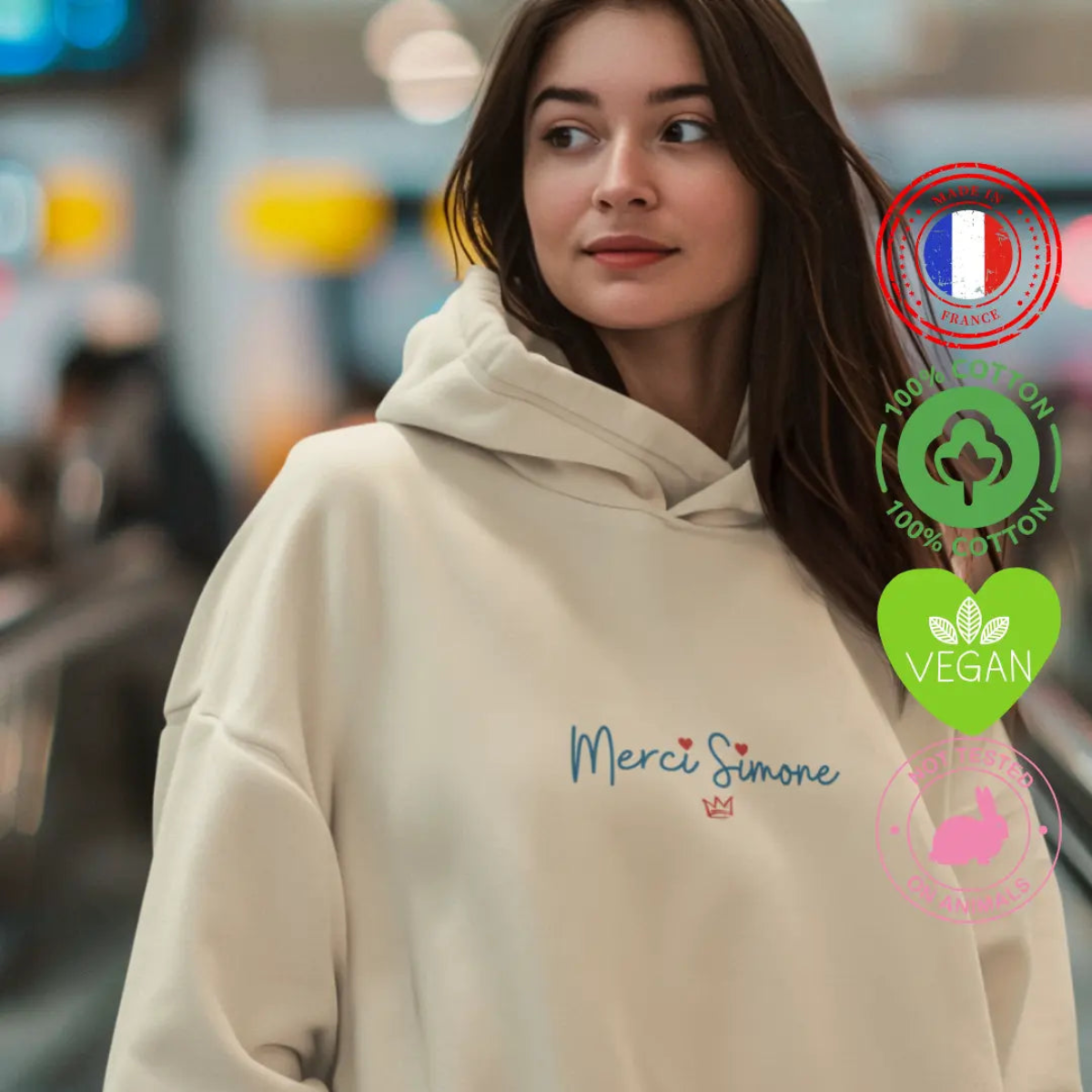 Sweat-shirt féministe “Merci Simone” Ce vêtement féministe engagé rappelle que la légalisation de l’IVG est le fruit d’un combat politique, social et humain, jamais définitivement acquis.
Un sweat-shirt féministe pensé pour celles et ceux qui portent la mémoire et la vigilance.