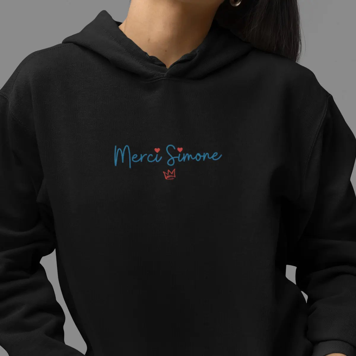 Le sweat-shirt féministe « Merci Simone » noir rend hommage à Simone Veil, femme politique et symbole du courage face aux résistances.