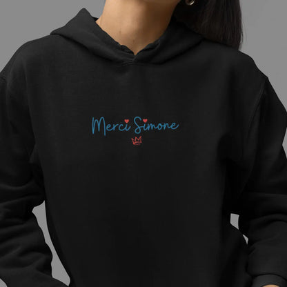 Le sweat-shirt féministe « Merci Simone » noir rend hommage à Simone Veil, femme politique et symbole du courage face aux résistances.