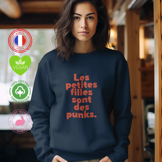 Sweat shirt incarne l'esprit punk et rebelle des femmes qui choisissent d'être libres, audacieuses et sans compromis. Il est un appel à l'émancipation et à la révolte contre les stéréotypes de genre.