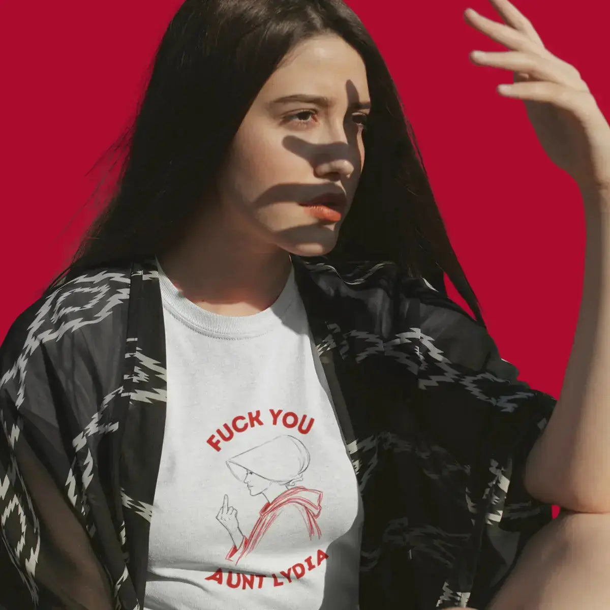 Aunt Lydia incarne l'oppression la plus pernicieuse : celle exercée par une femme sur d'autres femmes, au nom de l'ordre établi. Ce t-shirt pour femme porte un message féministe puissant. The Handmaid's Tale