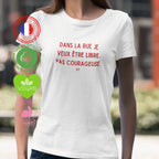 T-shirt blanc avec l’inscription 'Dans la rue, je veux être libre, pas courageuse', un message féministe revendiquant la liberté de se déplacer sans crainte."

