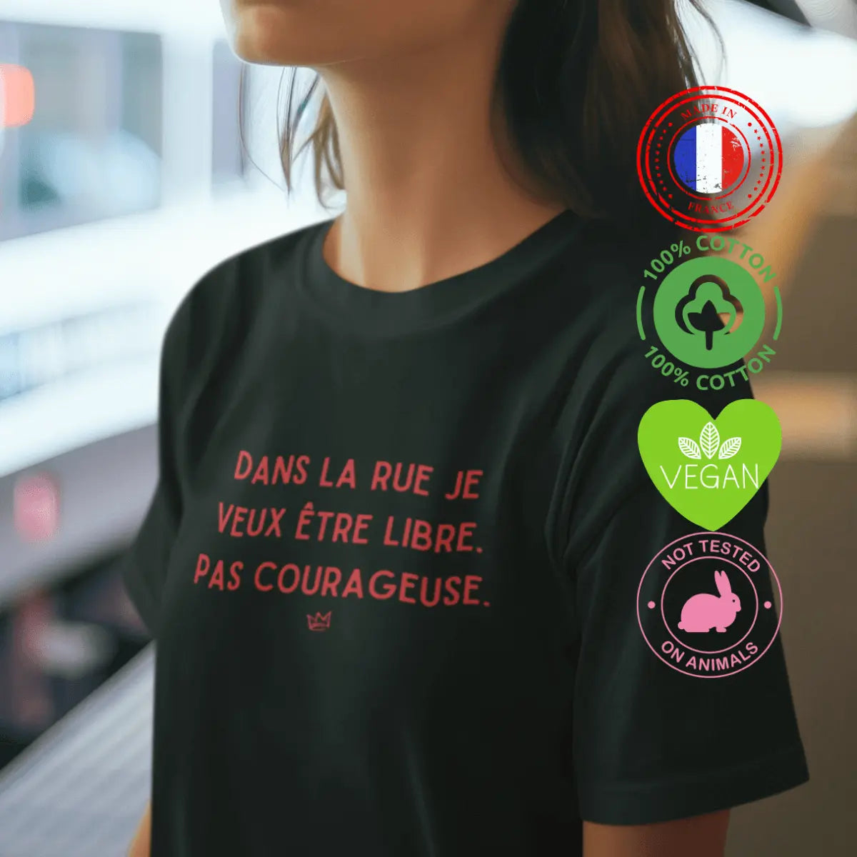 T-shirt noir avec inscription 'Dans la rue, je veux être libre, pas courageuse', un message féministe fort sur la sécurité et la liberté des femmes.