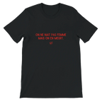 T-shirt unisexe noir avec inscription « On ne naît pas femme mais on en meurt » – vêtement féministe engagé