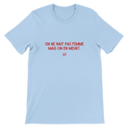 T-shirt unisexe bleu pastel avec inscription « On ne naît pas femme mais on en meurt » – vêtement féministe engagé