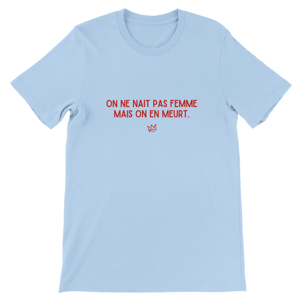 T-shirt unisexe bleu pastel avec inscription « On ne naît pas femme mais on en meurt » – vêtement féministe engagé