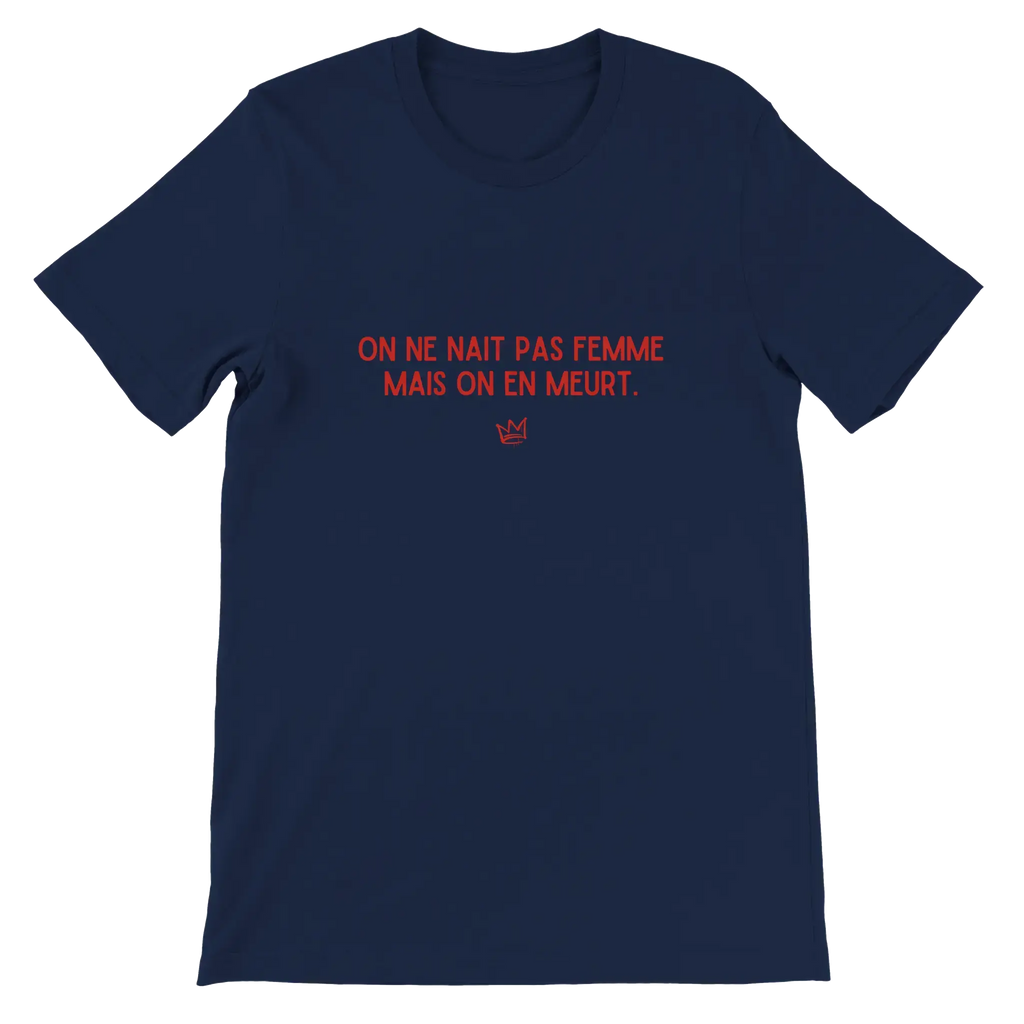T-shirt unisexe bleu marine avec inscription « On ne naît pas femme mais on en meurt » – vêtement féministe engagé