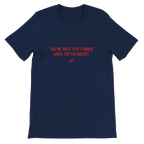T-shirt unisexe bleu marine avec inscription « On ne naît pas femme mais on en meurt » – vêtement féministe engagé
