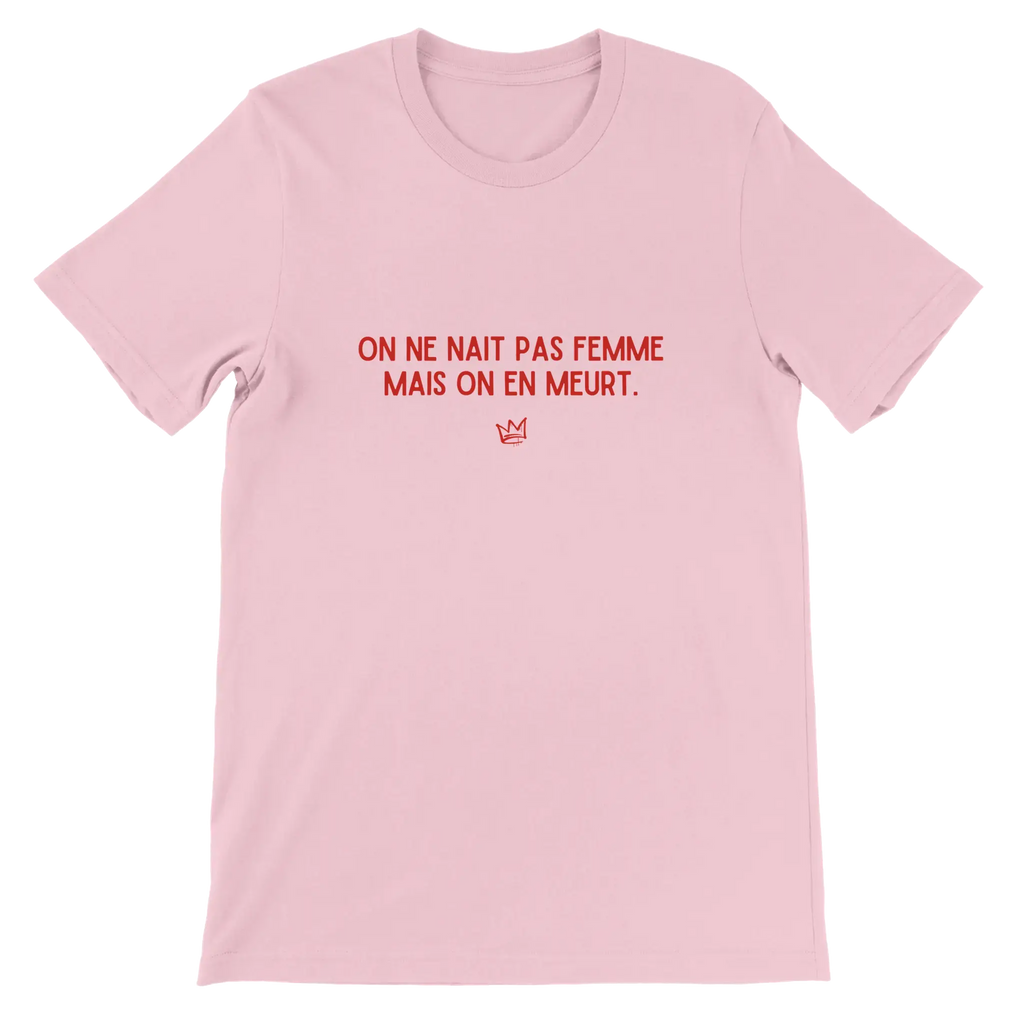 T-shirt unisexe rose avec inscription « On ne naît pas femme mais on en meurt » – vêtement féministe engagé