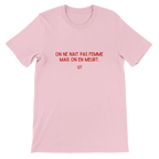 T-shirt unisexe rose avec inscription « On ne naît pas femme mais on en meurt » – vêtement féministe engagé