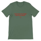 T-shirt unisexe vert kaki avec inscription « On ne naît pas femme mais on en meurt » – vêtement féministe engagé