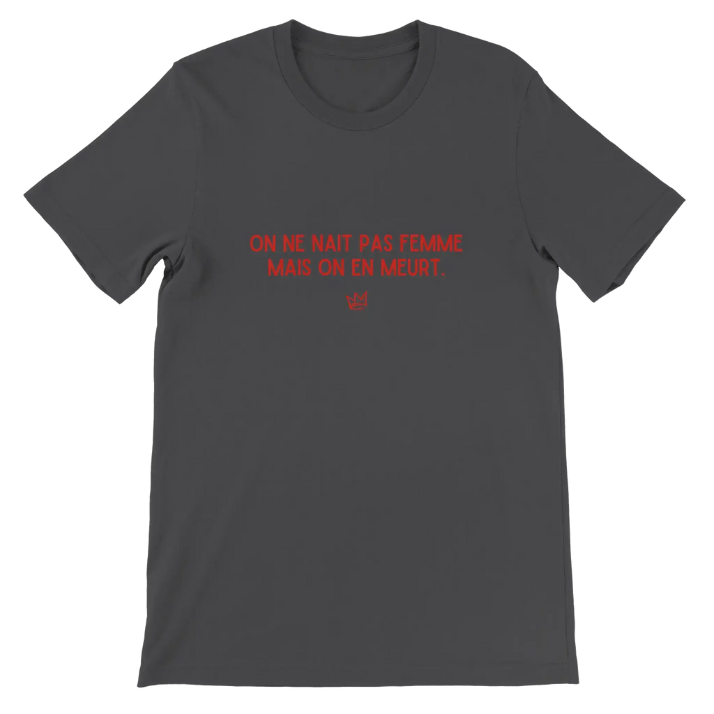 T-shirt unisexe gris foncé avec inscription « On ne naît pas femme mais on en meurt » – vêtement féministe engagé