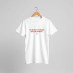 T-shirt unisexe blanc avec inscription « On ne naît pas femme mais on en meurt » – vêtement féministe engagé