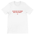 T-shirt unisexe blanc avec inscription « On ne naît pas femme mais on en meurt » – vêtement féministe engagé