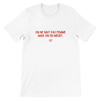 T-shirt unisexe blanc avec inscription « On ne naît pas femme mais on en meurt » – vêtement féministe engagé