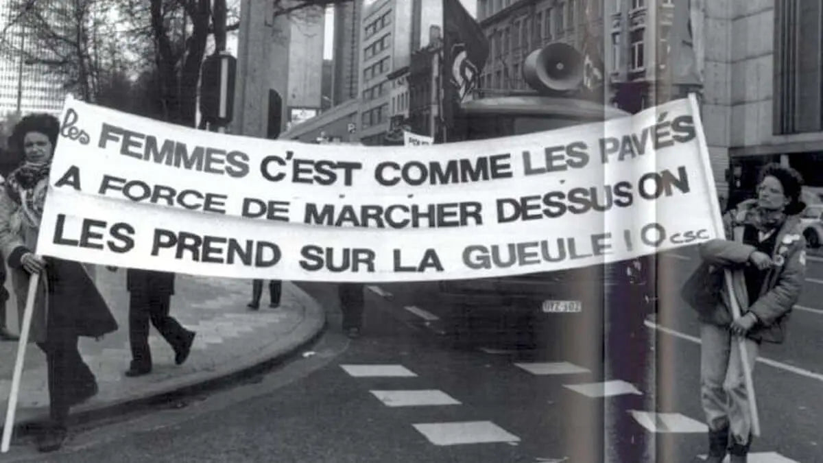 les femmes c'est comme les pavés à force de marcher dessus on les prend dans la gueule slogan féministe