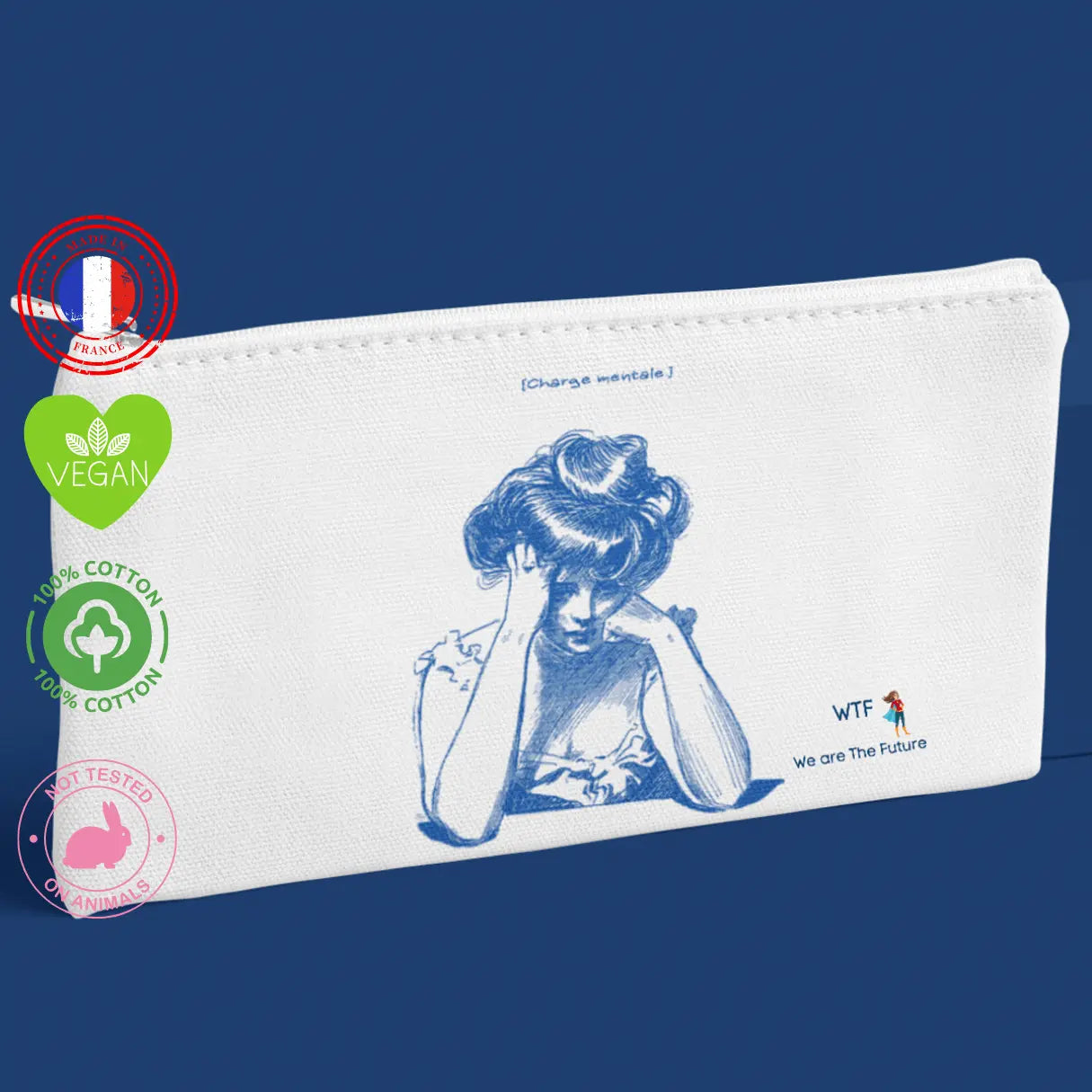 Cette trousse est le clin d’œil parfait pour rappeler à votre entourage que la charge mentale n’a rien d’une fatalité. Offrez-la à une amie, une collègue, une sœur… ou gardez-la pour imposer vos limites avec style !