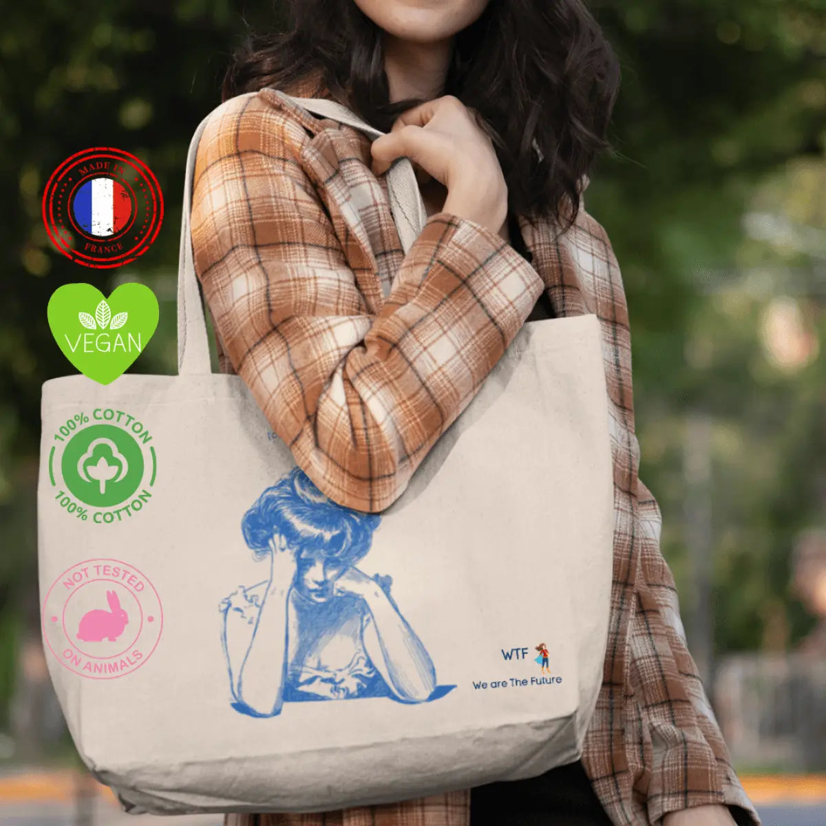 Que ce soit pour les courses, le boulot ou une sortie entre amies, ce cabas est le clin d’œil parfait pour rappeler que la charge mentale ne doit pas être un poids uniquement féminin.
revendiquer haut et fort un partage des tâches plus équitable !