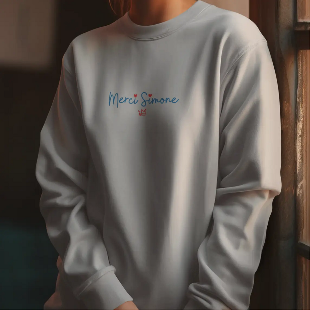 Le sweat-shirt féministe « Merci Simone » ivoire rend hommage à Simone Veil, figure majeure du féminisme français et de la défense des droits des femmes.