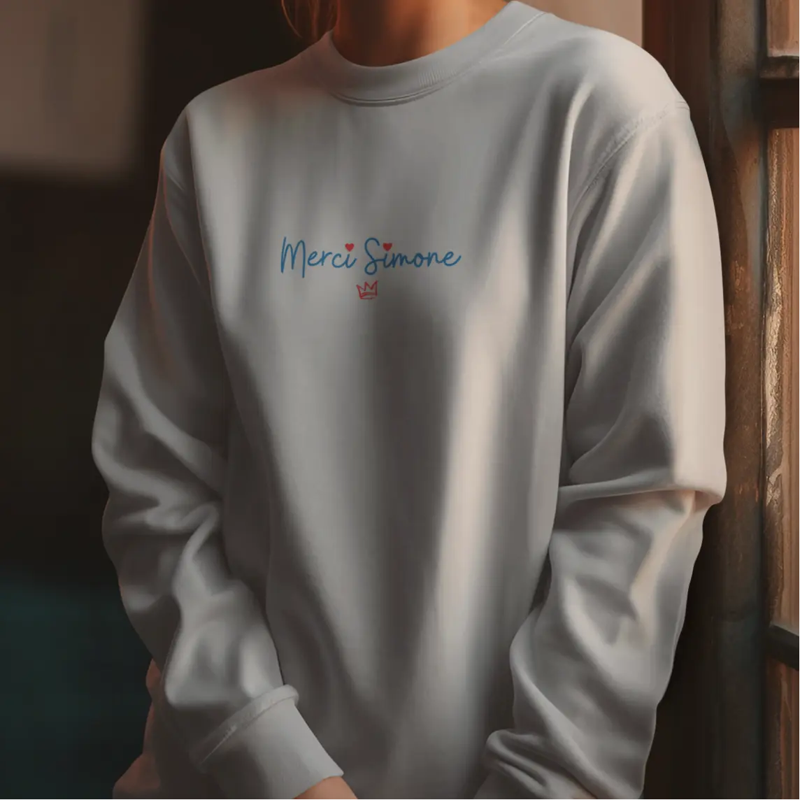 Le sweat-shirt féministe « Merci Simone » ivoire rend hommage à Simone Veil, figure majeure du féminisme français et de la défense des droits des femmes.