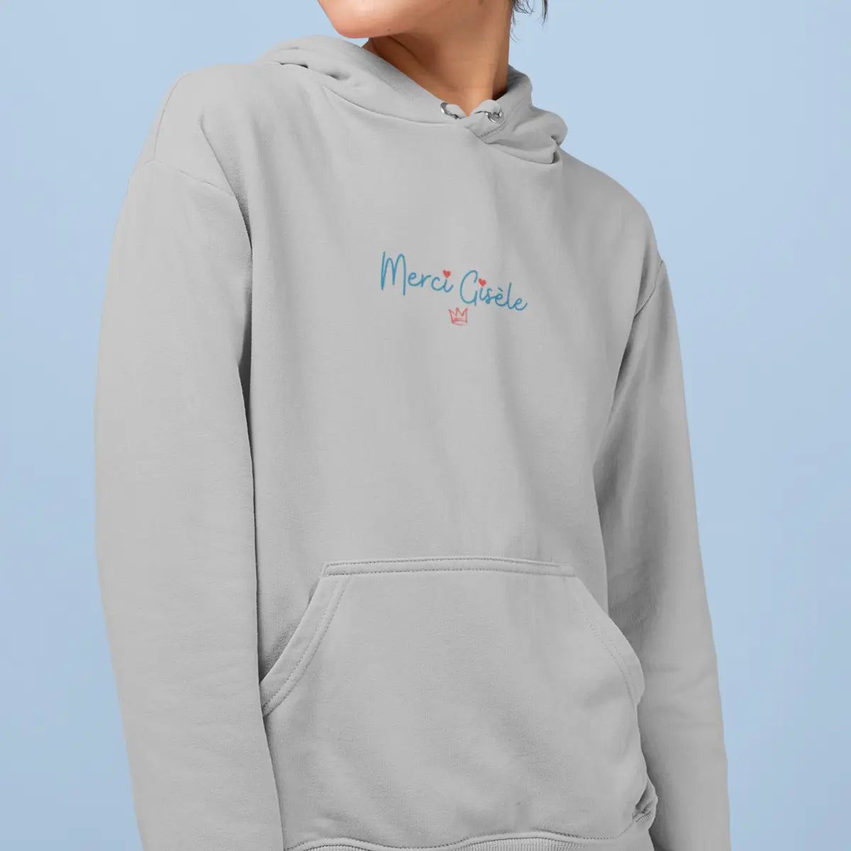 Le sweat-shirt féministe « Merci Gisèle » gris rend hommage à Gisèle Halimi, avocate et militante féministe qui a fait avancer la justice là où elle résistait encore aux droits des femmes.