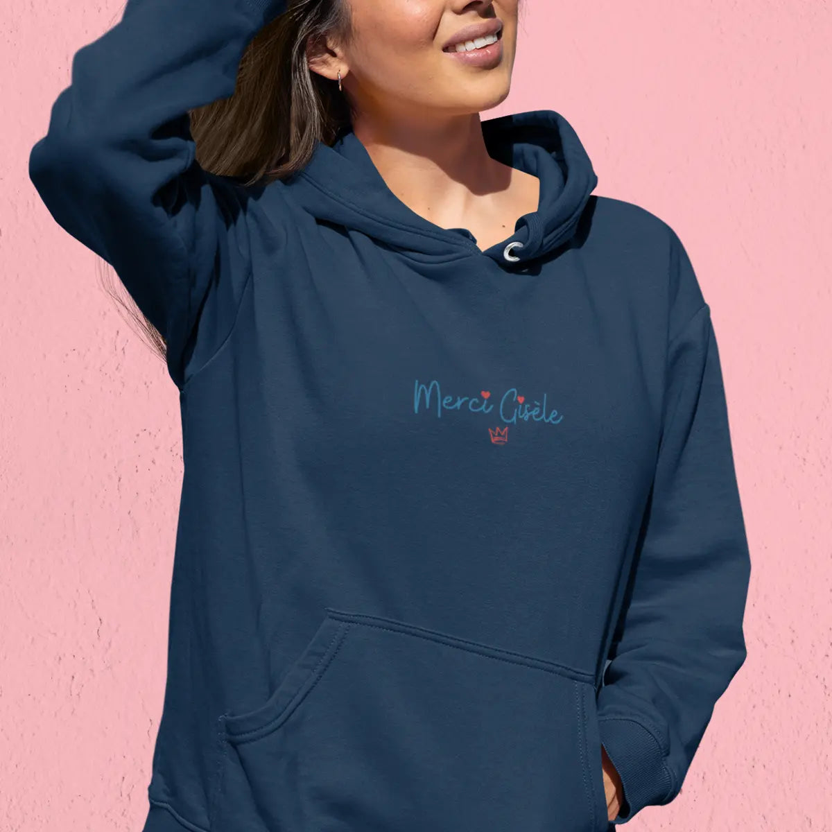 Ce vêtement féministe engagé rappelle que le droit à disposer de son corps et l’égalité juridique sont le fruit de luttes menées avec détermination.
Un sweat-shirt féministe intemporel, pensé pour durer autant que les combats qu’il incarne.