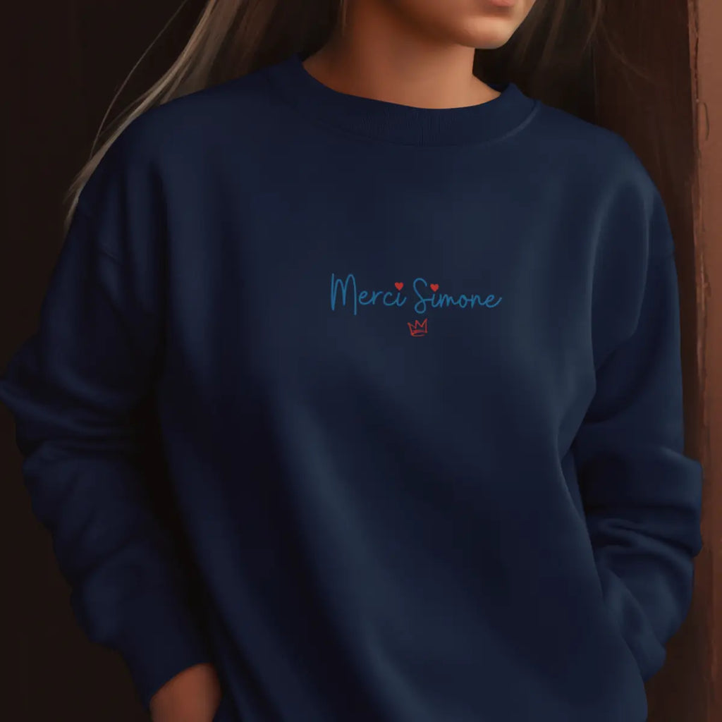 Le sweat-shirt féministe « Merci Simone » marine rend hommage à Simone Veil, rescapée de la Shoah, ministre et grande figure européenne.