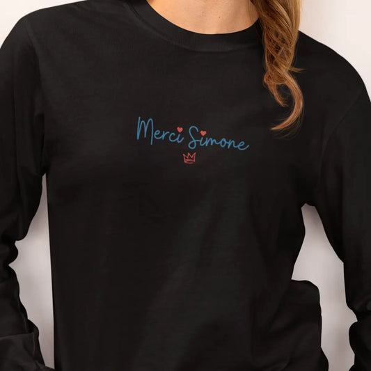 Le sweat-shirt féministe « Merci Simone » noir rend hommage à Simone Veil, femme politique et symbole du courage face aux résistances.