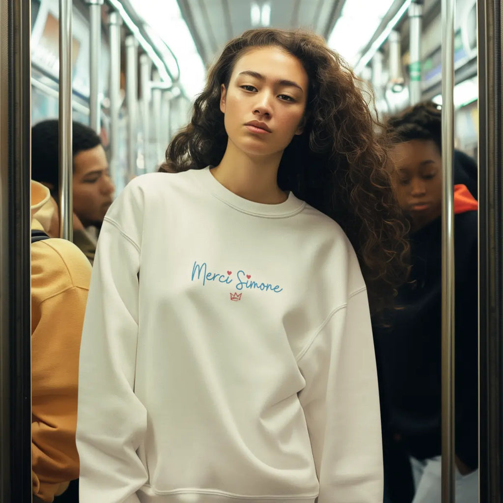Ce vêtement féministe engagé rappelle que la loi sur l’IVG a été portée avec courage et humanité, dans un contexte de violences verbales et politiques.
Un sweat-shirt féministe intemporel, pensé pour durer autant que les combats qu’il incarne.