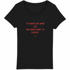 "T-shirt noir avec inscription 'Ta main sur mon cul, ma main dans ta gueule', un message féministe sur le consentement et le respect des corps."