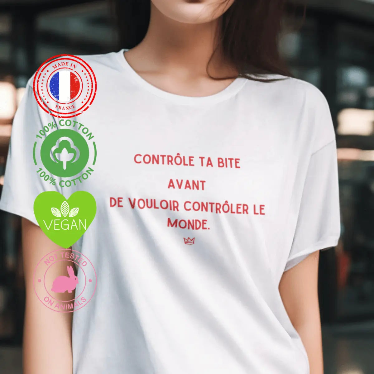 T-shirt féministe noir avec inscription blanche "Contrôle ta bite avant de vouloir contrôler le monde", porté par une femme engagée